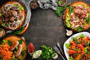 Izgara menüsü. Biftek, barbekü, sosis. Üst te. Metniniz için boş alan. Rustik stil.