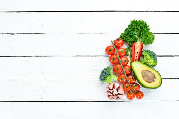 Fresh Vegetables White Wooden Background Avocados Tomatoes Garlic Parsley Paprika — Stock Photo, Image