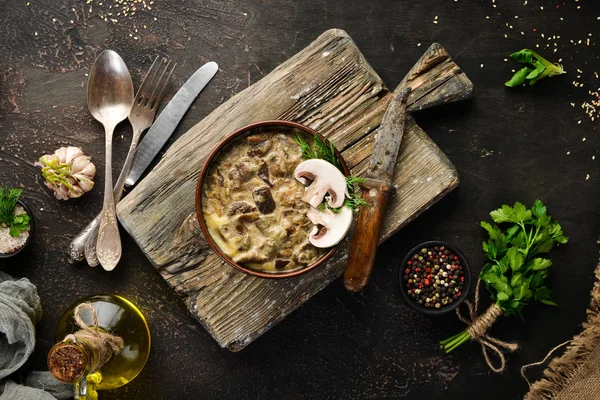 巴诺什蘑菇和熏肉 乌克兰美食 顶部视图 文本的可用空间 古色古香的风格 — 图库照片