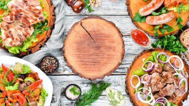 Izgara menüsü. Biftek, barbekü, sosis. Üst te. Metniniz için boş alan. Rustik stil.