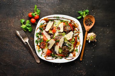 Sığır eti ve parmesan peynirli sebze salatası. Üst te. ücretsiz kopyalama alanı.