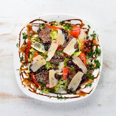 Sığır eti ve parmesan peynirli sebze salatası. Üst te. ücretsiz kopyalama alanı.