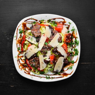 Sığır eti ve parmesan peynirli sebze salatası. Üst te. ücretsiz kopyalama alanı.