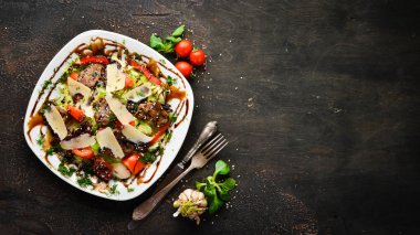 Sığır eti ve parmesan peynirli sebze salatası. Üst te. ücretsiz kopyalama alanı.
