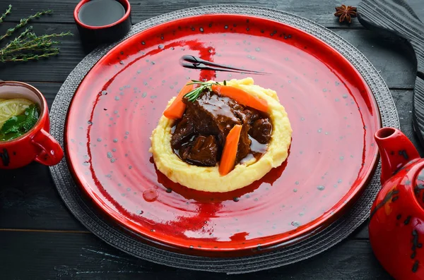 Kartoffelbrei Mit Rindfleisch Einem Roten Teller Ansicht Von Oben Freiraum — Stockfoto