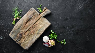 Pişirme afişi. Mutfak tahtası, baharatlar ve çatal bıçak takımı. Üst te. Metniniz için boş alan. Rustik stil.