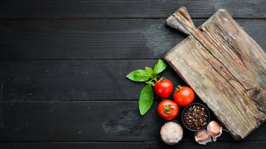 Yemek pişirmenin arka planı. Çatal bıçak takımı ve mutfak tahtası. Üst te. Metniniz için boş alan. Rustik stil.