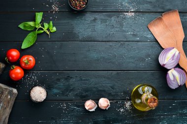 Yemek pişirmenin arka planı. Çatal bıçak takımı ve mutfak tahtası. Üst te. Metniniz için boş alan. Rustik stil.