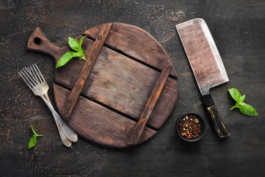 Yemek pişirmenin arka planı. Çatal bıçak takımı ve mutfak tahtası. Üst te. Metniniz için boş alan. Rustik stil.