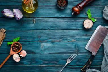 Yemek pişirmenin arka planı. Çatal bıçak takımı ve mutfak tahtası. Üst te. Metniniz için boş alan. Rustik stil.