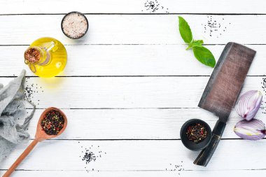 Yemek pişirmenin arka planı. Çatal bıçak takımı ve mutfak tahtası. Üst te. Metniniz için boş alan. Rustik stil.