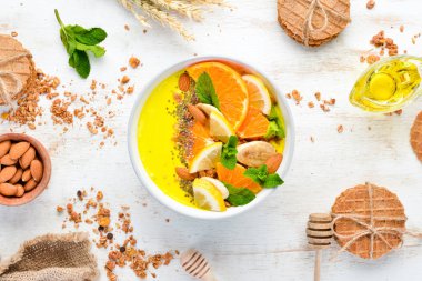 Portakal, muz, limon ve badem ile Smoothie kase. Kahvaltı. Üst te. Metniniz için boş alan.