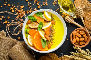 Portakal, muz, limon ve badem ile Smoothie kase. Kahvaltı. Üst te. Metniniz için boş alan.