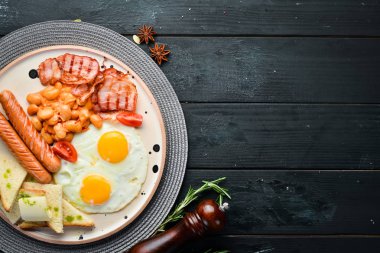 Tabakta İngiliz kahvaltısı. Üst te. Metniniz için boş alan.