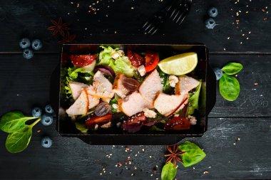 Hindi göğsü ile sebze salatası. Sağlıklı yemek, restoran yemeği teslimatı. Üst te. Metniniz için boş alan.