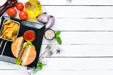 Etli burger ve aperatifler nachos. Tabakta. Üst te. Metniniz için boş alan. Rustik stil.