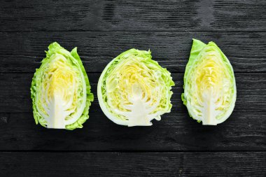 Ahşap bir arka plan üzerinde taze yeşil lahana. Üst te. Metniniz için boş alan.