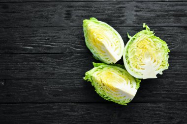 Ahşap bir arka plan üzerinde taze yeşil lahana. Üst te. Metniniz için boş alan.