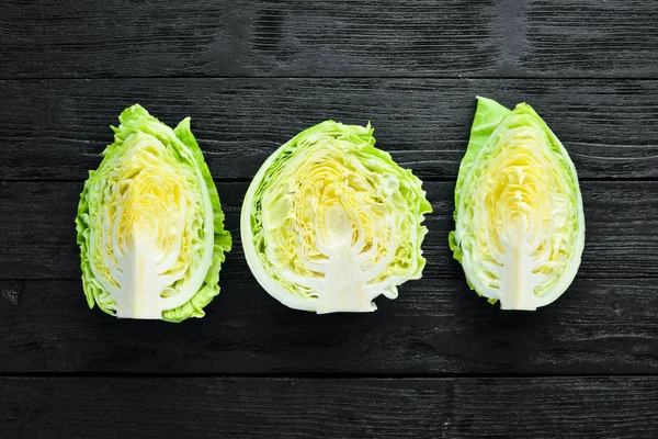Ahşap bir arka plan üzerinde taze yeşil lahana. Üst te. Metniniz için boş alan.