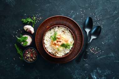 Peynir li ve domuz yağı ile banosh. Ukrayna mutfağı. Üst te. Metniniz için boş alan. Rustik stil.