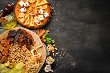 Bira için atıştırmalıklar. Peynir, cips, kraker. ücretsiz kopyalama alanı.