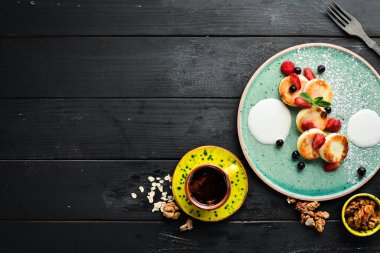 Çilek ve ekşi krema ile Peynir krep. Kahvaltı. Tabakta. Üst te. Düz döşeme kompozisyonU Ücretsiz kopyalama alanı.