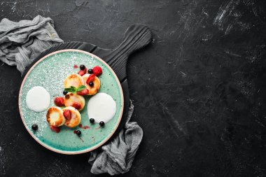 Çilek ve ekşi krema ile Peynir krep. Kahvaltı. Tabakta. Üst te. Düz döşeme kompozisyonU Ücretsiz kopyalama alanı.