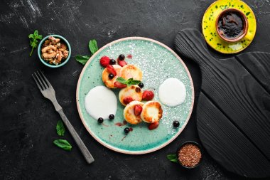 Çilek ve ekşi krema ile Peynir krep. Kahvaltı. Tabakta. Üst te. Düz döşeme kompozisyonU Ücretsiz kopyalama alanı.