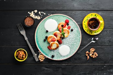 Çilek ve ekşi krema ile Peynir krep. Kahvaltı. Tabakta. Üst te. Düz döşeme kompozisyonU Ücretsiz kopyalama alanı.