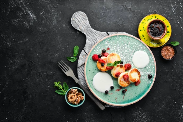 Çilek ve ekşi krema ile Peynir krep. Kahvaltı. Tabakta. Üst te. Düz döşeme kompozisyonU Ücretsiz kopyalama alanı.