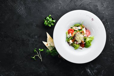 Brie peynir, kiraz domates ve ıspanak ile sebze salatası. Tabakta. Üst te. Metniniz için boş alan. Rustik stil.