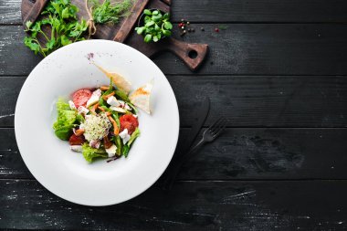 Brie peynir, kiraz domates ve ıspanak ile sebze salatası. Tabakta. Üst te. Metniniz için boş alan. Rustik stil.