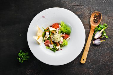 Brie peynir, kiraz domates ve ıspanak ile sebze salatası. Tabakta. Üst te. Metniniz için boş alan. Rustik stil.