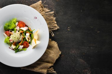 Brie peynir, kiraz domates ve ıspanak ile sebze salatası. Tabakta. Üst te. Metniniz için boş alan. Rustik stil.