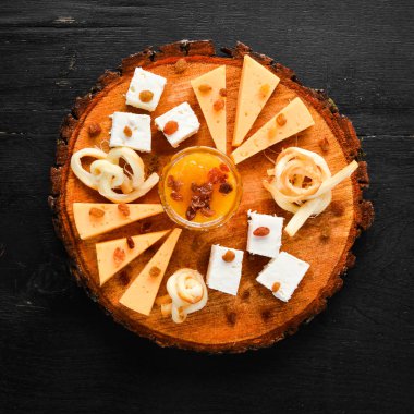 Çeşitli peynirler. Eski arka planda. ücretsiz kopyalama alanı.