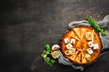 Çeşitli peynirler. Eski arka planda. ücretsiz kopyalama alanı.