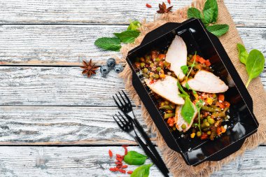 Fasulye, havuç ve mısır ile tavuk fileto. kutularda restoran çanak teslim. Üst te. Metniniz için boş alan. Rustik stil.