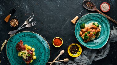 Patatesli ve Pilavlı Tavuk Yemekleri. Tabakta. Üst te. Metniniz için boş alan. Rustik stil.