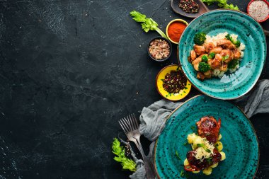 Patatesli ve Pilavlı Tavuk Yemekleri. Tabakta. Üst te. Metniniz için boş alan. Rustik stil.