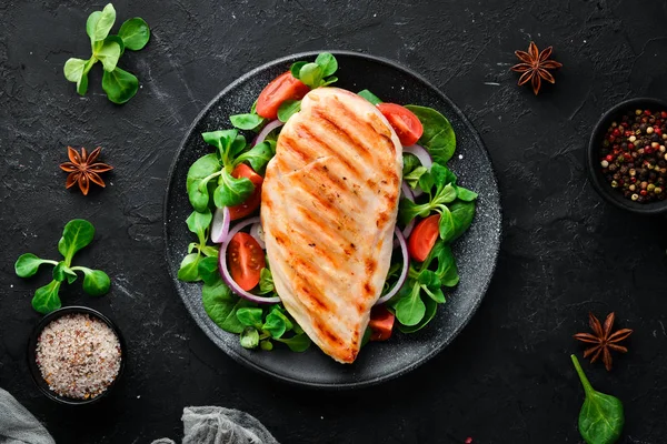 Gebackenes Hühnerfilet Mit Gemüse Auf Einer Schwarzen Platte Auf Einem — Stockfoto