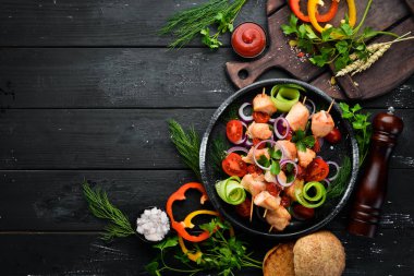 Sebzeli tavuk kebabı. Siyah tabakta kebap. Üst te. Ücretsiz kopyalama alanı.