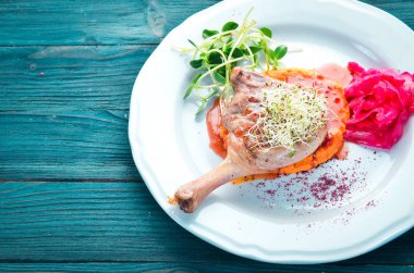 Kabak püresi ile fırında tavuk uyluk. Tabakta. Üst te. Metniniz için boş alan. Rustik stil.