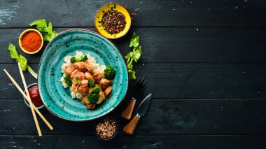 Tavuk fileto su filetosu ve brokolili pilav. Tay mutfağı. Tabakta. Üst te. Metniniz için boş alan. Rustik stil.