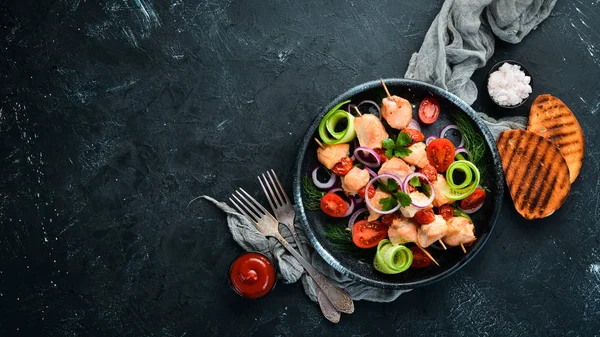 Hühnerspieß Mit Gemüse Dönerspieß Einem Schwarzen Teller Ansicht Von Oben — Stockfoto