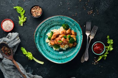 Tavuk fileto su filetosu ve brokolili pilav. Tay mutfağı. Tabakta. Üst te. Metniniz için boş alan. Rustik stil.