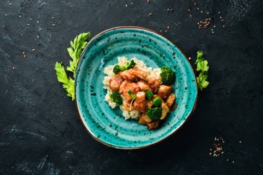 Tavuk fileto su filetosu ve brokolili pilav. Tay mutfağı. Tabakta. Üst te. Metniniz için boş alan. Rustik stil.