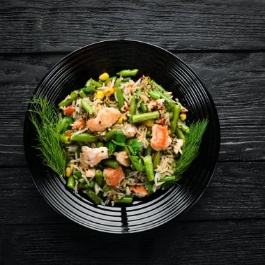 Tavuk fileto ve sebze ile Risotto. Pirinç. Üst te. Ücretsiz kopyalama alanı.