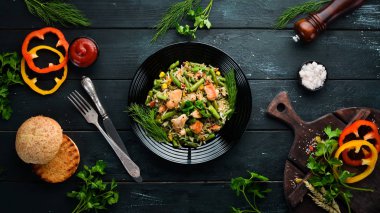 Tavuk fileto ve sebze ile Risotto. Pirinç. Üst te. Ücretsiz kopyalama alanı.