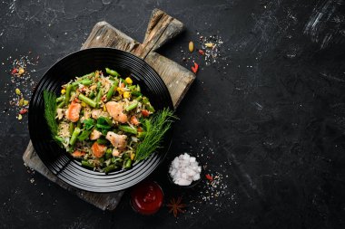 Tavuk fileto ve sebze ile Risotto. Pirinç. Üst te. Ücretsiz kopyalama alanı.