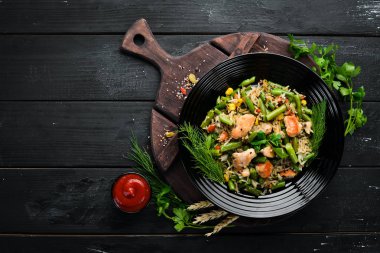 Tavuk fileto ve sebze ile Risotto. Pirinç. Üst te. Ücretsiz kopyalama alanı.